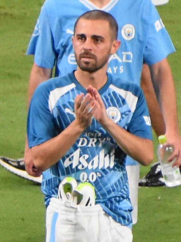 Bernardo Silva applauding in a Manchester City kit in 2023